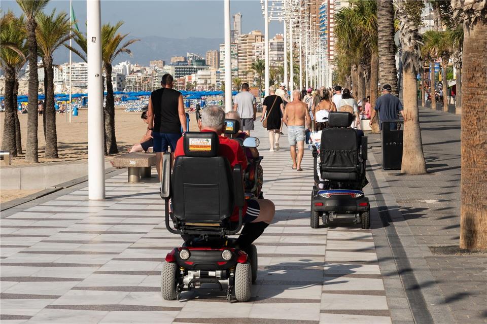 Barrierefreiheit mit Strandblick: Menschen mit eingeschränkter Mobilität können sich in Benidorm problemlos fortbewegen.Andreas Drouve/dpa-tmn