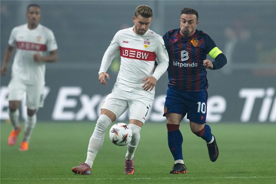 Basels Stratege Xherdan Shaqiri (r.) im Duell mit Stuttgarts Maximilian Mittelstädt.Andreas Becker/KEYSTONE/dpa