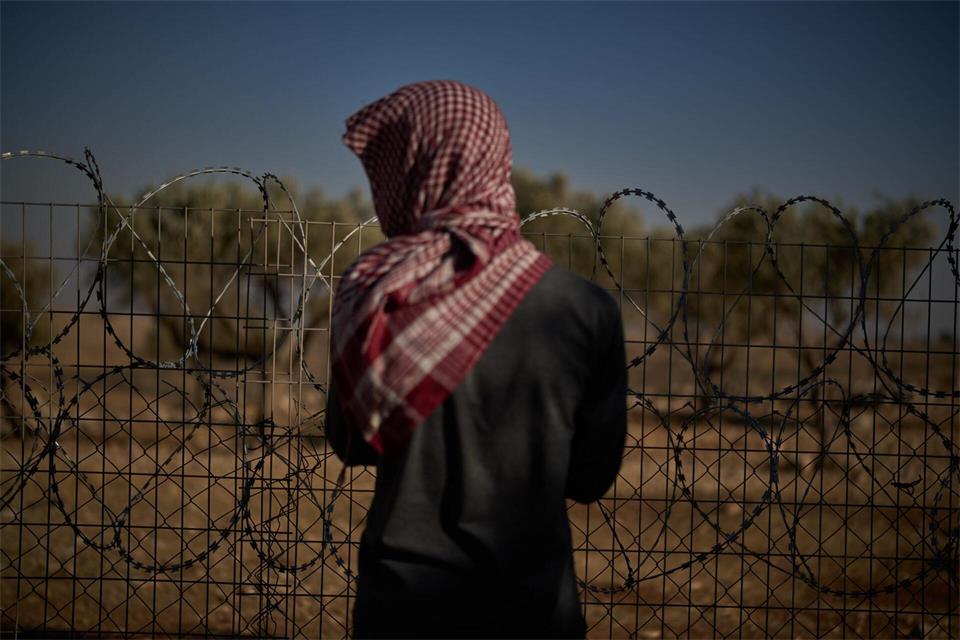 Bashar arbeitet am Zaun des Hauses seiner palästinensisch-beduinischen Familie, um Angriffe israelischer Siedler am Rande der Stadt Taybeh im Westjordanland zu verhindern.Leo Correa/AP/dpa