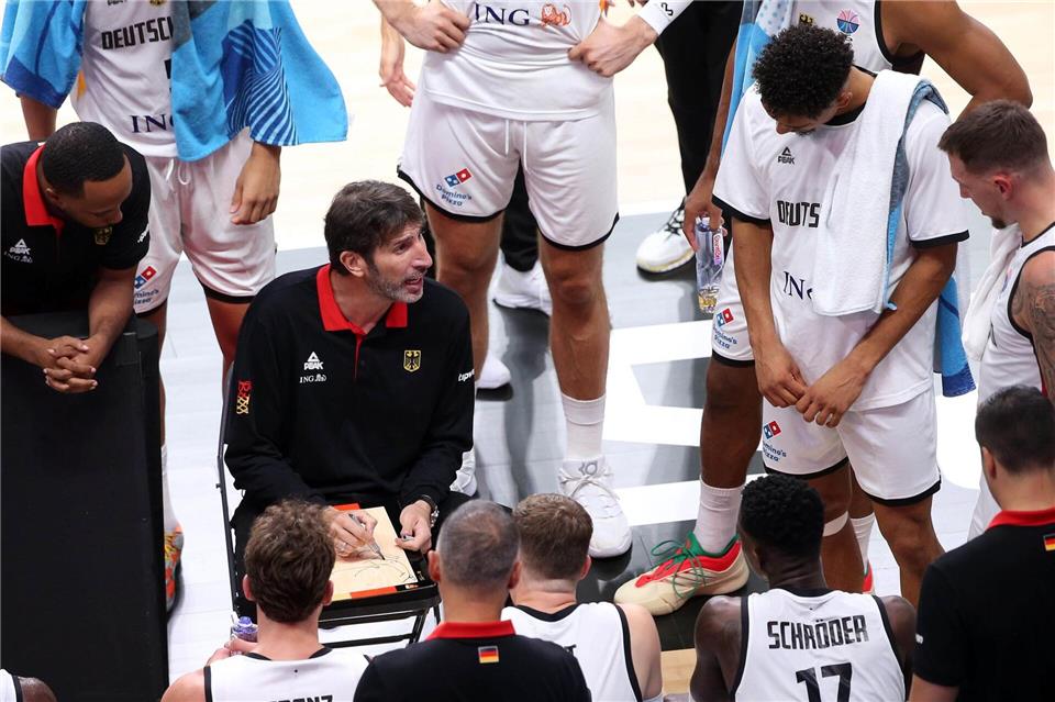 Basketball-Bundestrainer Alex Mumbru will sich erstmals während der EM äußern.Matthias Stickel/dpa