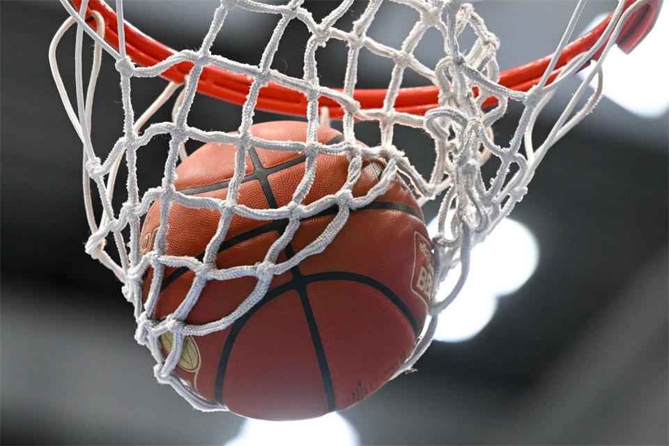 Basketball: Ein Ball fällt durch das Netz.Hendrik Schmidt/dpa