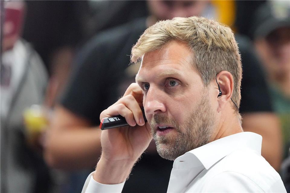 „Bisschen reinbeißen“: Nowitzki hat wieder einen festen Job Basketball-Ikone Nowitzki wird künftig häufiger das Mikrofon in der Hand haben. (Archivbild)Soeren Stache/dpa
