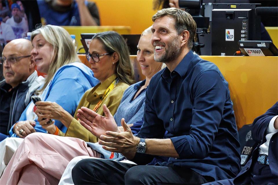 Basketball-Legende Dirk Nowitzki jubelte mit den deutschen Basketballerinnen.Andreas Gora/dpa