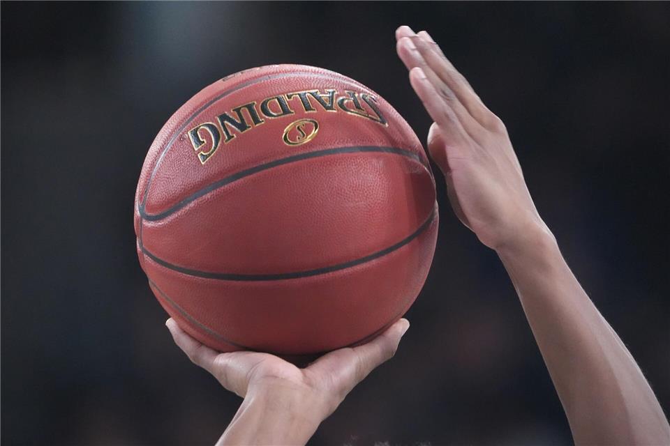 Basketball-Spieler kämpfen um den Ballbesitz. (Archivbild)Marcus Brandt/dpa