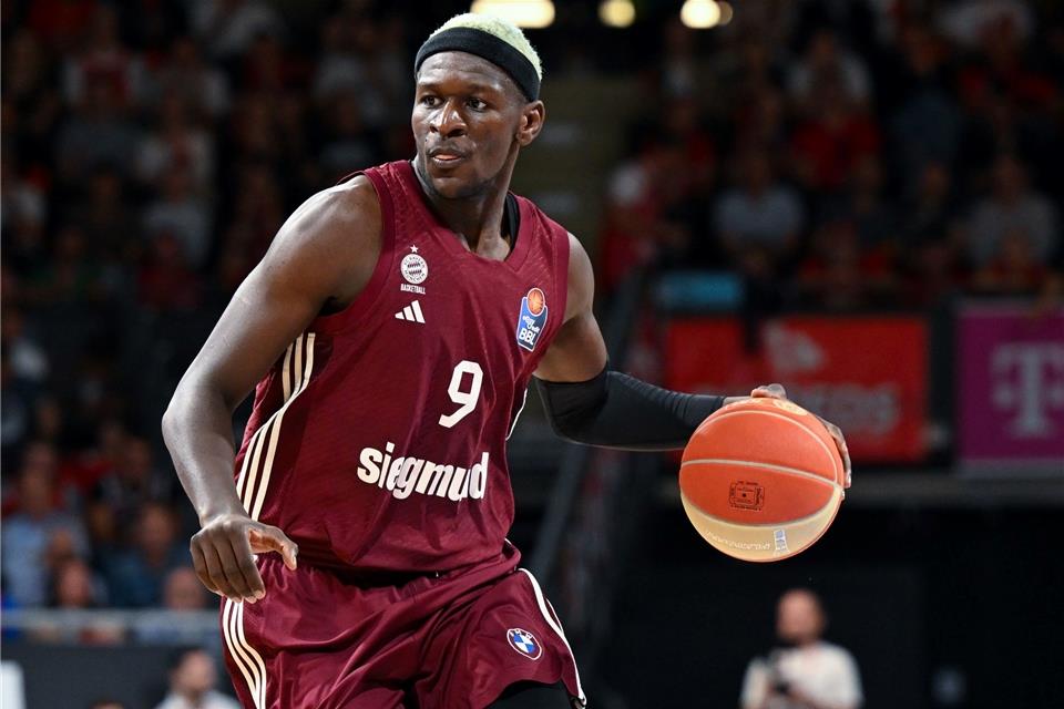 Basketball-Weltmeister Isaac Bonga verlässt den FC Bayern München und schließt sich einem Verein im Ausland an.