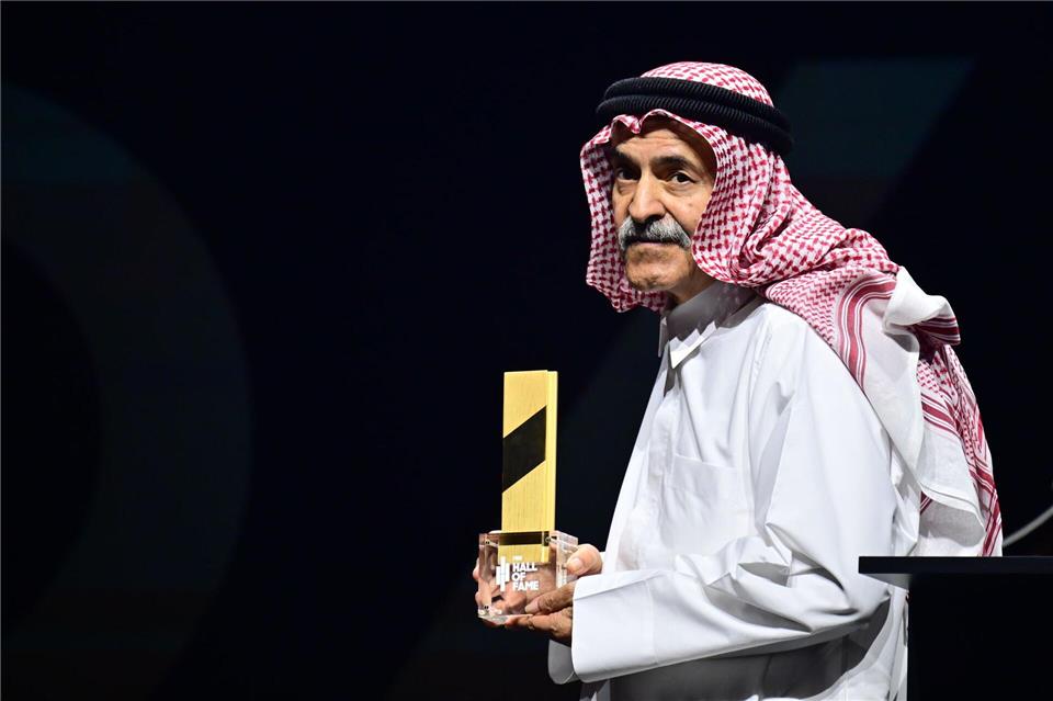 Basketball-Weltverbands-Präsident Scheich Saud Ali Al Thani verteilte die Trophäen an die neuen Hall-of-Fame-Mitglieder um Dirk Nowitzki.Sebastian Gollnow/dpa