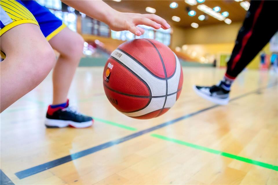 „Basketball macht Schule“ - ein Verein will den Sport an Schulen in MV populärer machen. (Symbolbild) Christoph Soeder/dpa/dpa-tmn