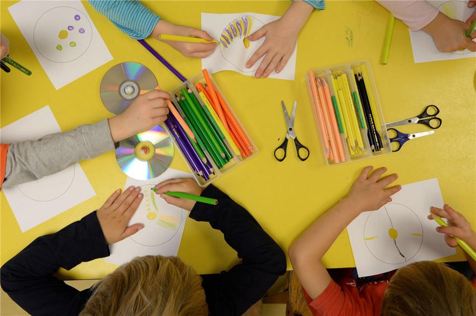 Basteln, Gespräche mit anderen und gemeinsame Erlebnisse sind für eine gute Sprach- und Bewegungsentwicklung wichtig. (Symbolbild)picture alliance / dpa