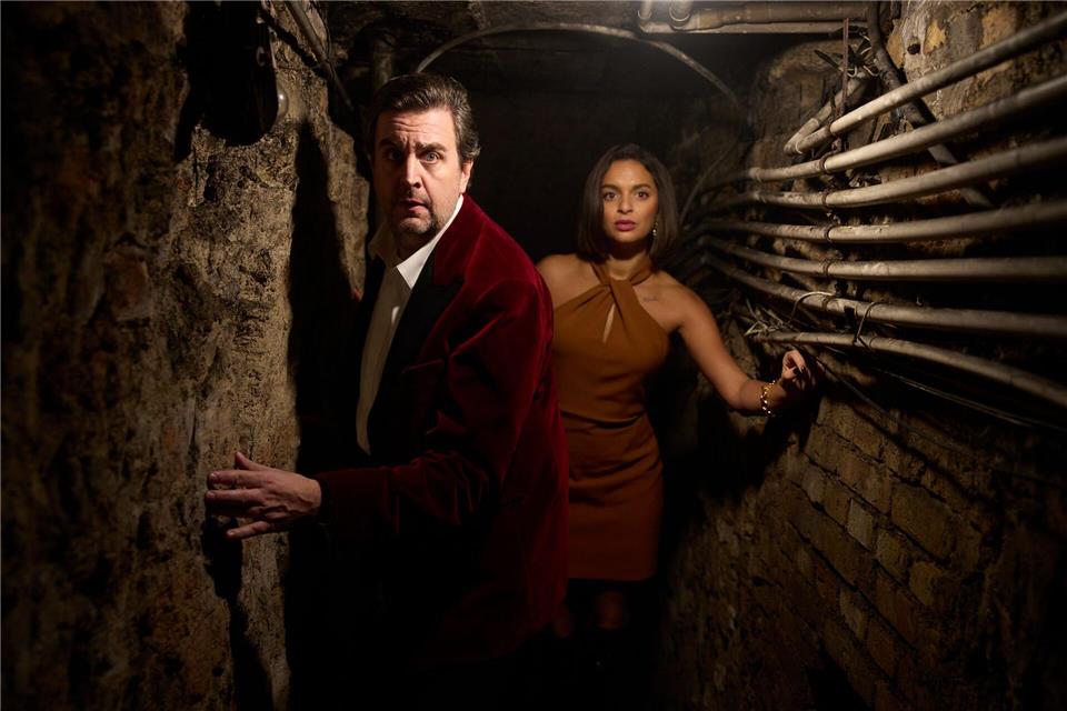 Bastian Pastewka und Tamara Romera Ginés in einer Szene des Krimis „Fabian und die mörderische Hochzeit“, der ab 6. Februar bei Prime Video zu sehen ist. (Archivbild)-/Amazon MGM Studios/dpa