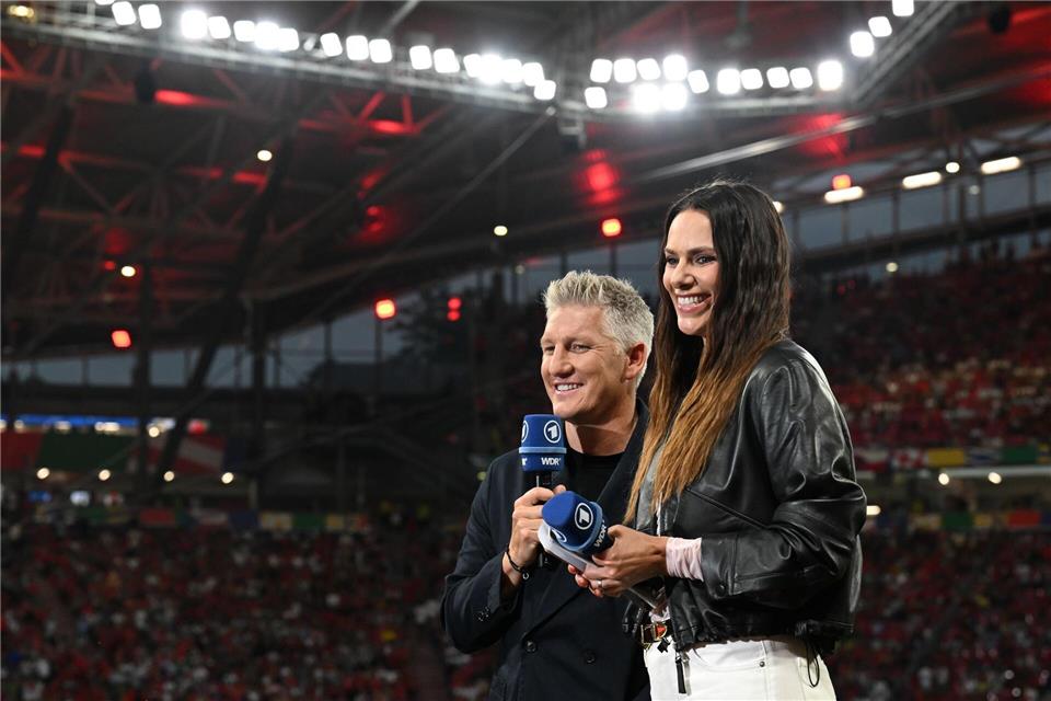 Bastian Schweinsteiger ist beeindruckt von Johan Manzambi und witzelte im Gespräch mit ARD-Moderatorin Esther Sedlaczek. (Archivbild)Hendrik Schmidt/dpa
