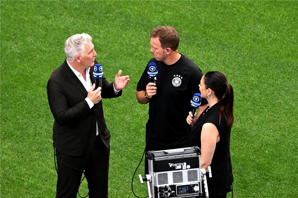 Bastian Schweinsteiger (l) erklärt seine Expertensicht. (Archivbild)Federico Gambarini/dpa