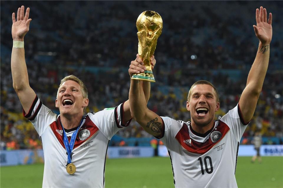 Bastian Schweinsteiger (l) und Lukas Podolski wurden 2014 auch gemeinsam Fußball-Weltmeister. (Archivbild) Andreas Gebert/dpa