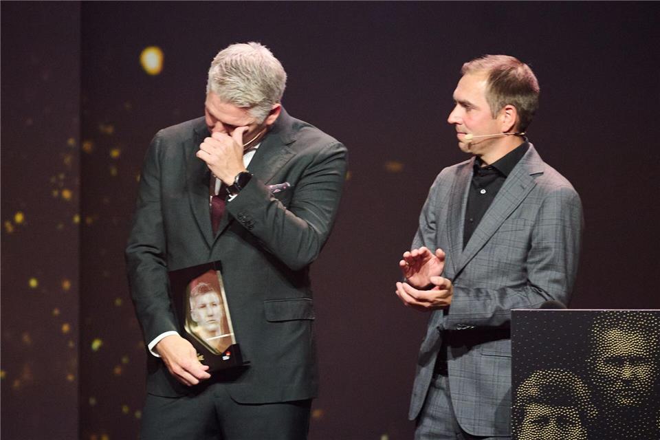 Bastian Schweinsteiger (l) zählt jetzt zu den Mitgliedern der Hall of Fame des deutschen Fußballs.Bernd Thissen/dpa