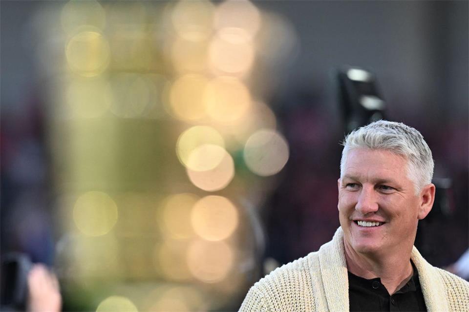 Bastian Schweinsteiger zog die Lose. (Archivfoto)Hendrik Schmidt/dpa