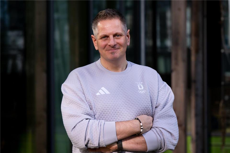 Bat nach den jüngsten Berichten und Ermittlungen der Staatsanwaltschaft um Freistellung vom DAV: Der Sportliche Leiter Hermann Gruber. (Archivbild)Sven Hoppe/dpa