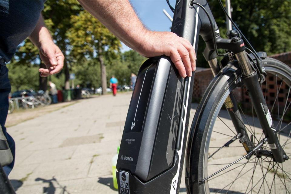 Batterie-Check: Ein Akku kann zwar schnell ausgetauscht werden – Ersatz kann aber je nach Modell in den vierstelligen Euro-Bereich gehen.Christin Klose/dpa-tmn