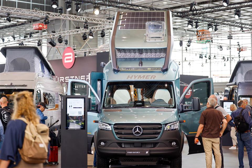 Batterien, Wasserspeicher, Photovoltaik-Anlagen: Der Trend in der Caravanbranche geht zur mehr Autarkie. Hier ein Wohnmobil der Marke Hymer mit Solarpanels auf dem hochklappbaren Dach.Thomas Banneyer/dpa
