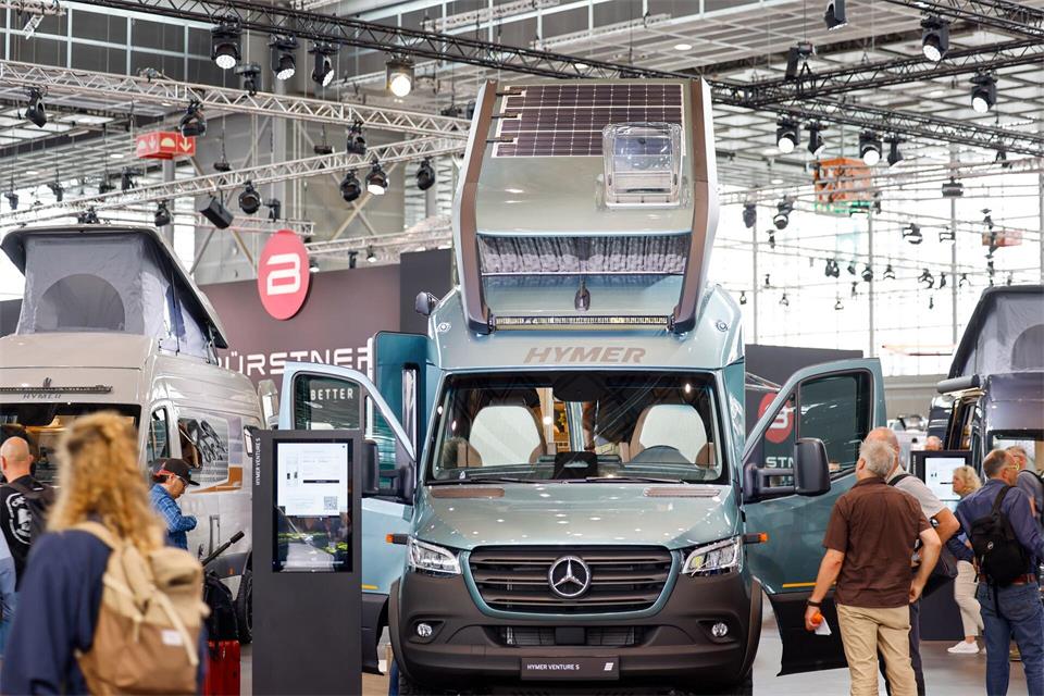 Batterien, Wasserspeicher, Photovoltaik-Anlagen: Der Trend in der Caravanbranche geht zur mehr Autarkie. Hier ein Wohnmobil der Marke Hymer mit Solarpanels auf dem hochklappbaren Dach.picture alliance/dpa