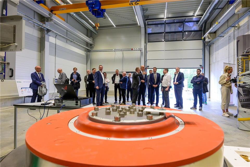 Dekra eröffnet Batterietest-Zentrum am Lausitzring Batterien für E-Autos werden im neuen Testzentrum der Dekra am Lausitzring geprüft. Patrick Pleul/dpa