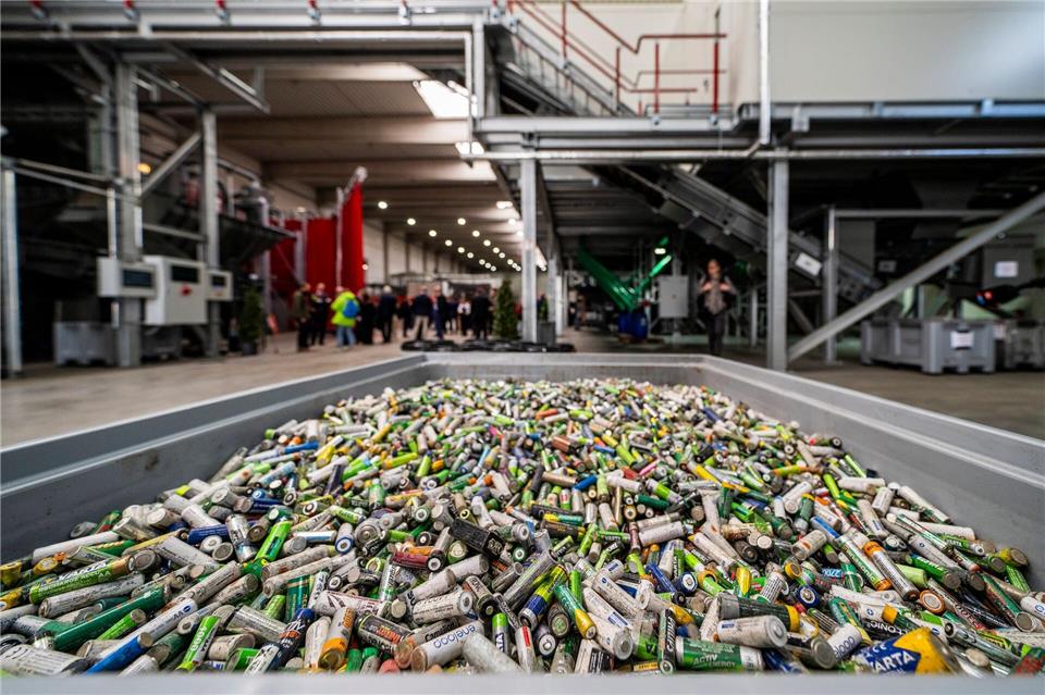 Batterien warten auf die Wiederaufbereitung.Andreas Arnold/dpa
