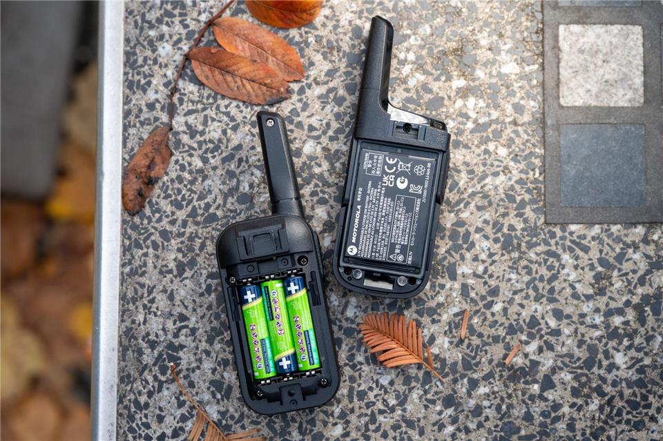 Batterien zum Wechseln (links) versus Akku zum Laden (rechts): Es lohnt sich auf jeden Fall, zu Geräten mit Lithium-Ionen-Akku zu greifen, die sich wie ein Smartphone laden lassen.Nico Tapia/dpa-tmn