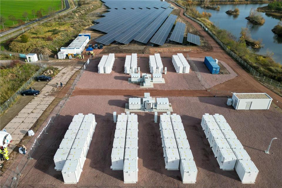 Batteriespeicher und Solaranlagen ergänzen sich zwar, entwickeln sich aktuell aber in unterschiedliche Richtungen. (Archivbild)Jan Woitas/dpa