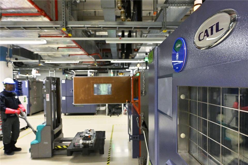 Batteriehersteller CATL erweitert Testkapazitäten Batteriezellen werden beim Test in Arnstadt unterschiedlichen Umweltbedingungen ausgesetzt. Martin Schutt/dpa