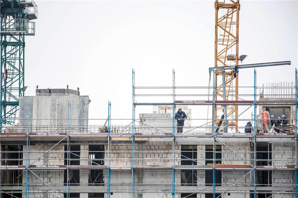 Bau- und Finanzierungskosten sind zuletzt eher gestiegen. Deshalb steuert das Land MV bei seiner Förderung nach. (Archivbild)Frank Hormann/dpa