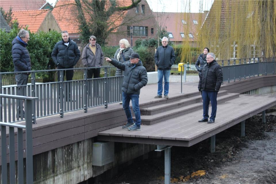Bauamtsleiter Bernd Roters (vorne l.) und Bürgermeister Martin Tesing (r.) haben das umgestaltete Karpfenteich-Areal vorgestellt.
