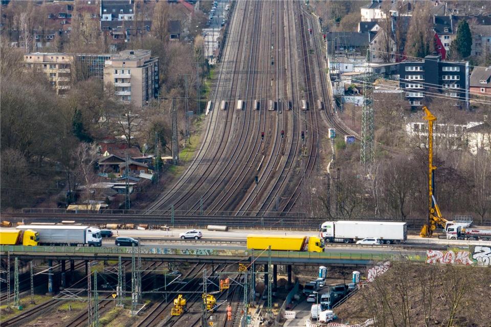 Bauarbeiten am Autobahnkreuz-Kaiserberg führen zu wochenlangen Sperrungen der Strecke Duisburg-Essen. (Archivbild)Christoph Reichwein/dpa