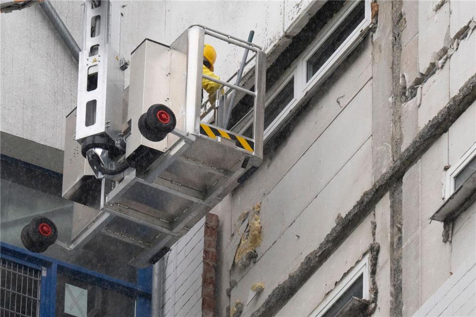 Bauarbeiten am evakuierten Hochhaus lauen. (Archivbild)Boris Roessler/dpa