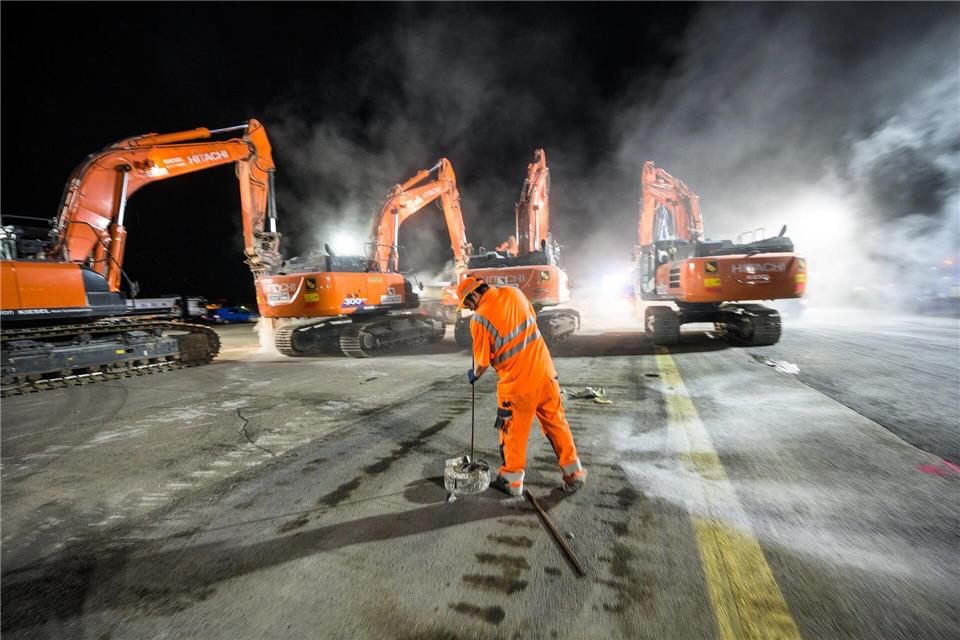 Bauarbeiten auf dem Flughafen finden oft nachts statt, wenn kein Flugbetrieb herrscht. Für solche Nachtschichten muss der Arbeitgeber einen Ausgleich gewähren.picture alliance/dpa