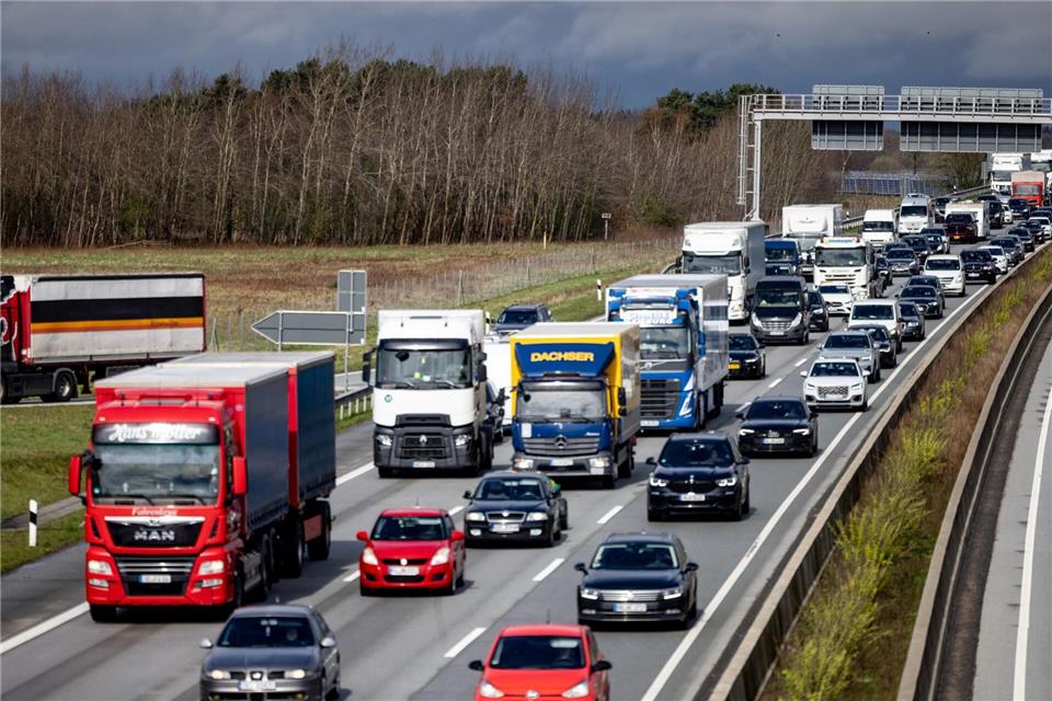 Bauarbeiten verursachen lange Staus auf A7 und A1 Bauarbeiten behindern an diesem Wochenende den Verkehr auf der A7 in Richtung Flensburg. (Archivbild)Axel Heimken/dpa