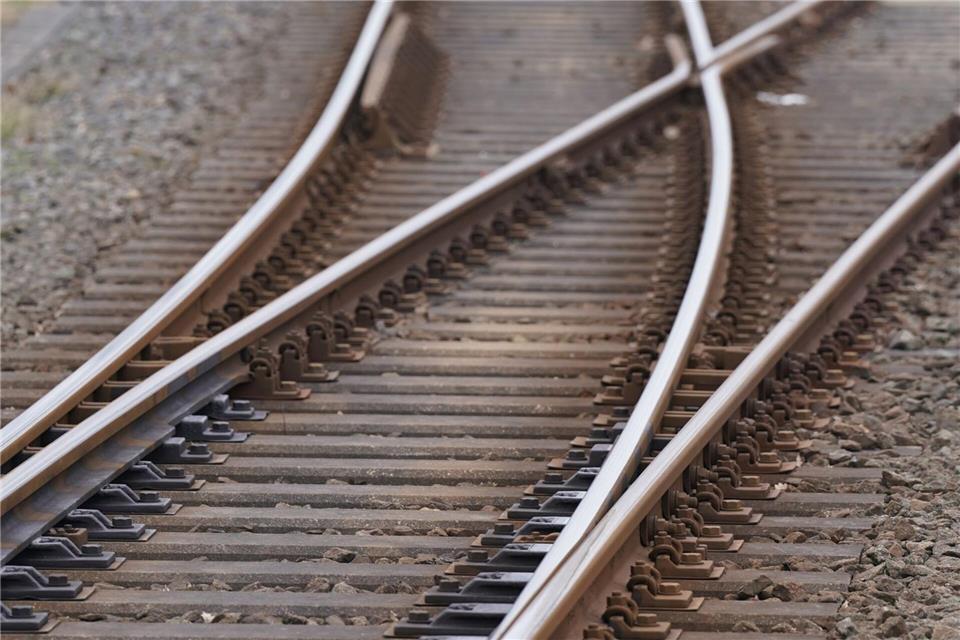 Bauarbeiten führen zu Änderungen im Fahrplan. (Symbolbild)Marcus Brandt/dpa