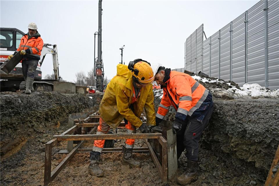 Bauarbeiter arbeiten in einer Grube auf der Baustelle für den Riederwaldtunnel. Michael Brandt/dpa