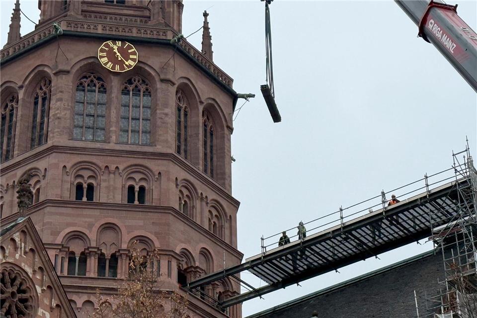 Bauarbeiter bereiten den Abbau des Gerüsts am Mainzer Dom vor.Bernd Glebe/dpa