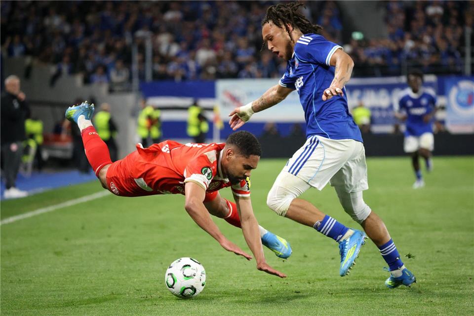 Bauchlandung für Phillipp Mwene in Straßburg.Philipp von Ditfurth/dpa