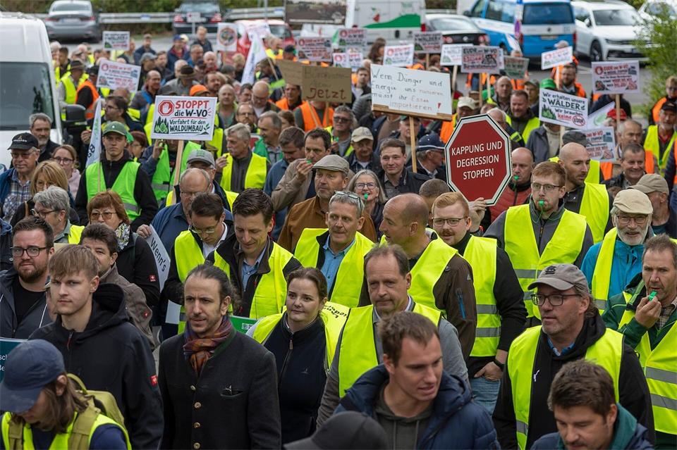 Bauern haben den Start der Agrarministerkonferenz in Würzburg mit Protesten begleitet. Heiko Becker/dpa