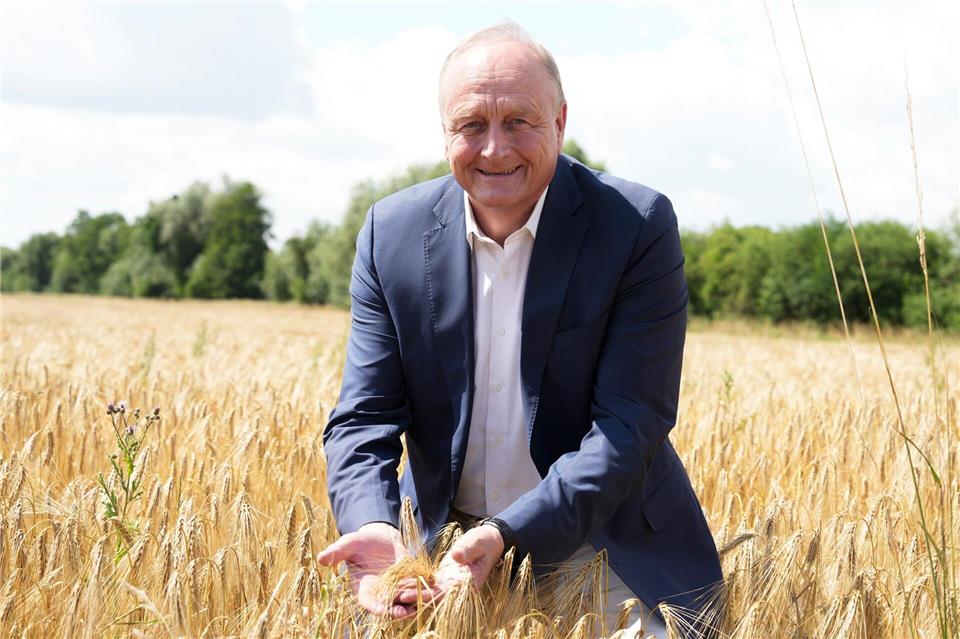 Bauernpräsident Joachim Rukwied kommt zum Start der Ernte von Wintergerste aufs Feld. Die Weizenernte startet etwas später. Sven Kaeuler/dpa