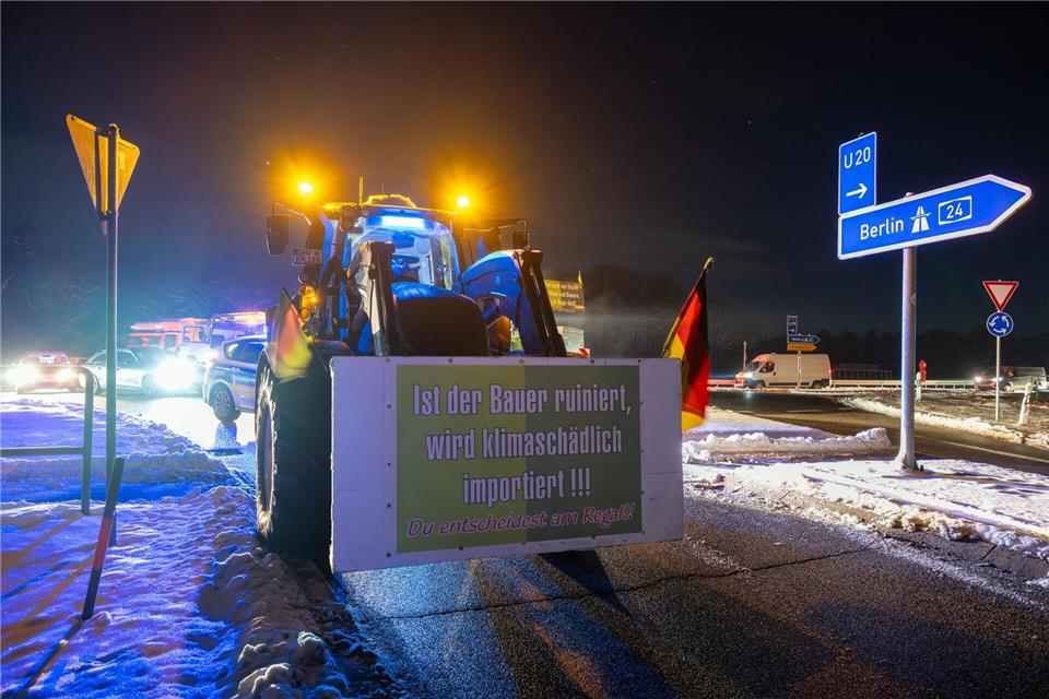 Bauernprotest blockiert A24 bei KremmenSoeren Stache/dpa