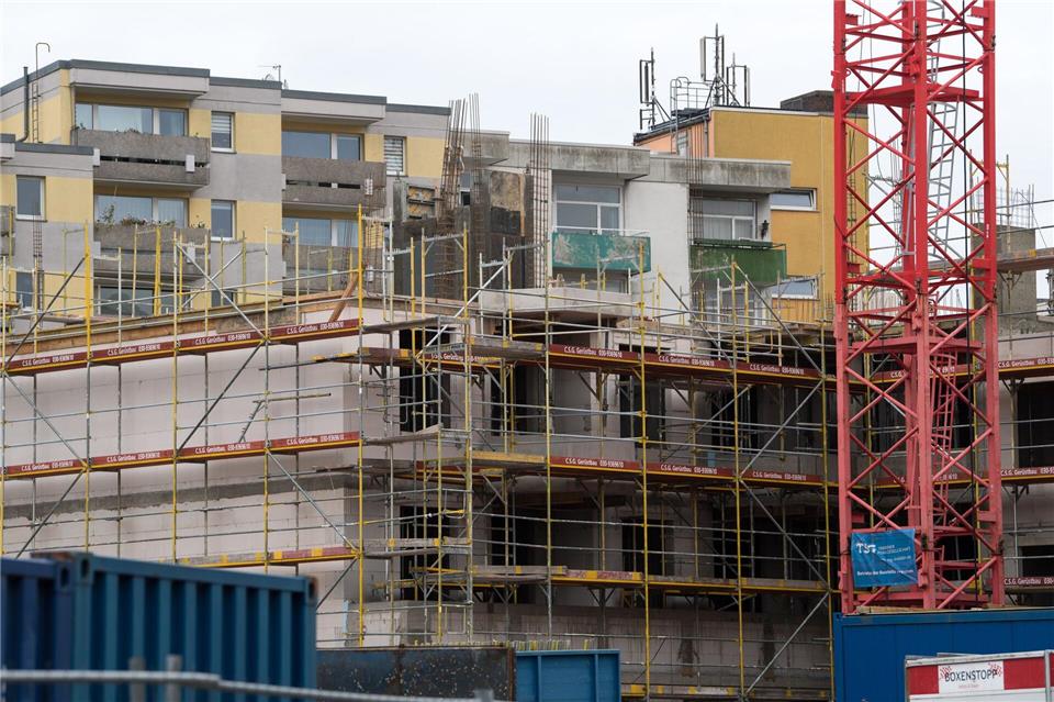 Baugrundstücke in Sachsen-Anhalt haben sich verteuert. Die Bodenrichtwerte sind gestiegen, wie aus den neuesten Daten des Gutachterausschusses für Grundstückswerte in Sachsen-Anhalt hervorgeht. (Archivbild)Bernd von Jutrczenka/dpa