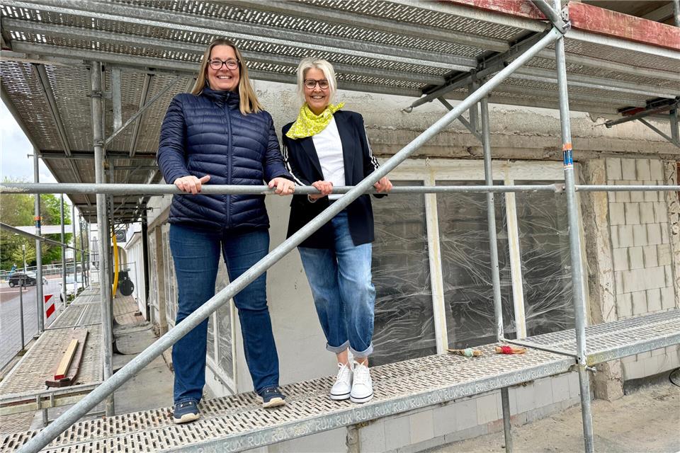 Bauherrin Sabine Tönnes (links) und die künftige Mieterin des Ladenlokals Ina Grave auf der Baustelle.