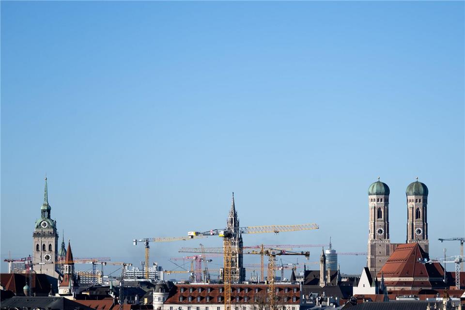 Baukräne in München. Im kommenden Jahr könnte die bayerische Wirtschaft nach Prognose der Vereinigung der bayerischen Wirtschaft wieder leicht wachsen. (Symbolbild)Sven Hoppe/dpa