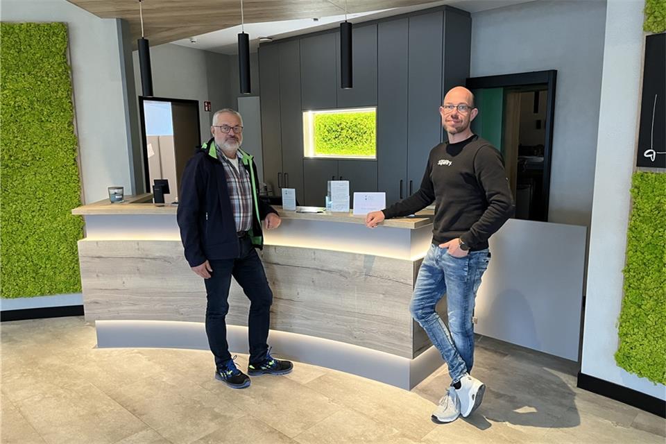 Bauleiter Jürgen Wolthaus (l.) und Pächter Andre Wachtmeister an der Rezeption im umgebauten Foyer des Hauses „Lieb und Wert“.