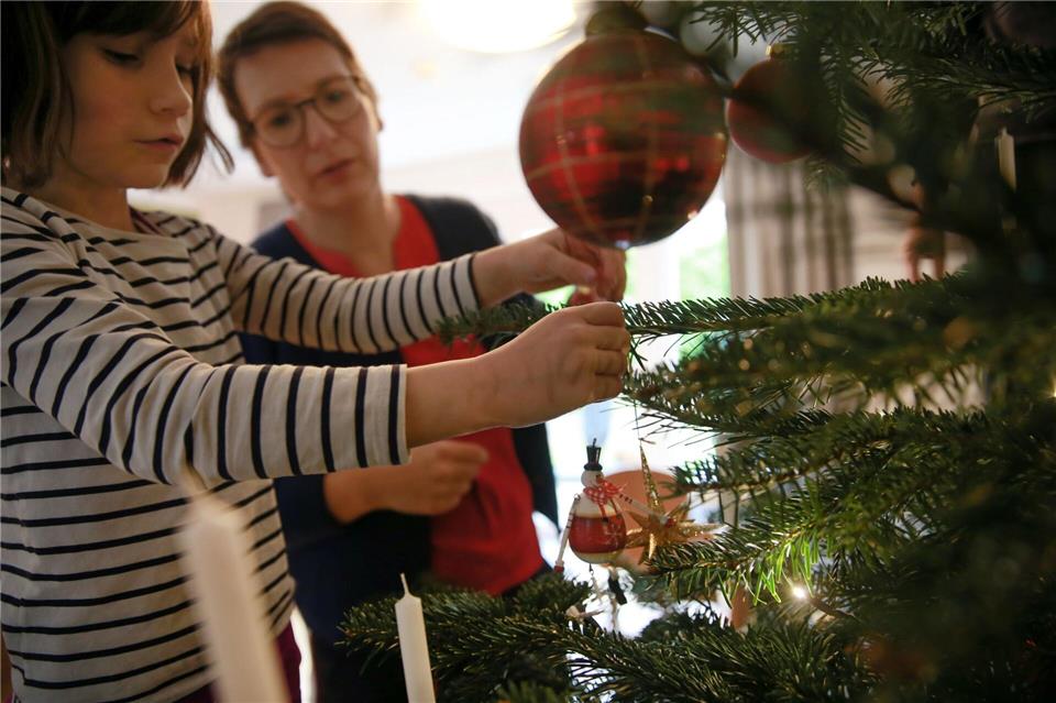 Baum schmücken, Plätzchen backen: Wiederkehrende Rituale vermitteln Kindern in der Weihnachtszeit Vertrautheit, Vorhersagbarkeit und Wertschätzung.picture alliance / dpa-tmn