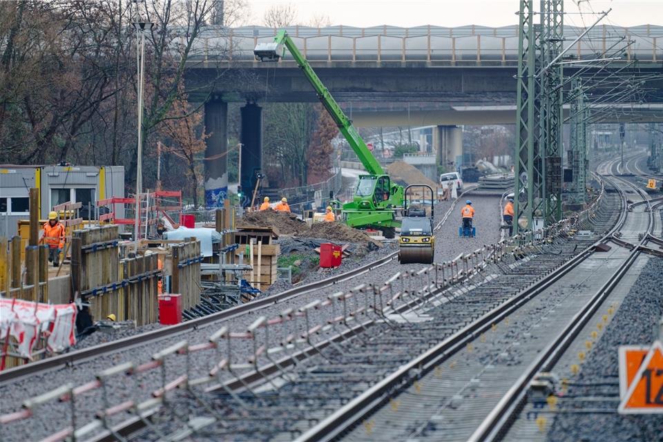 Baumaschinen arbeiten auf der Rhein-Ruhr-Express Baustelle am Bahnhof in Leverkusen.