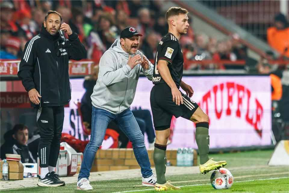 Baumgart (M.) ärgerte sich über die VAR-Entscheidung. Andreas Gora/dpa