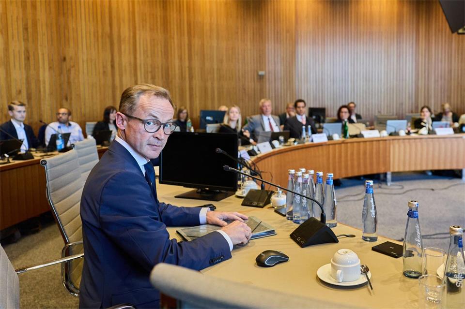 Bauministerin Ina Scharrenbach bekommt Rückendeckung durch ihren Staatssekretär Sieveke.Rolf Vennenbernd/dpa