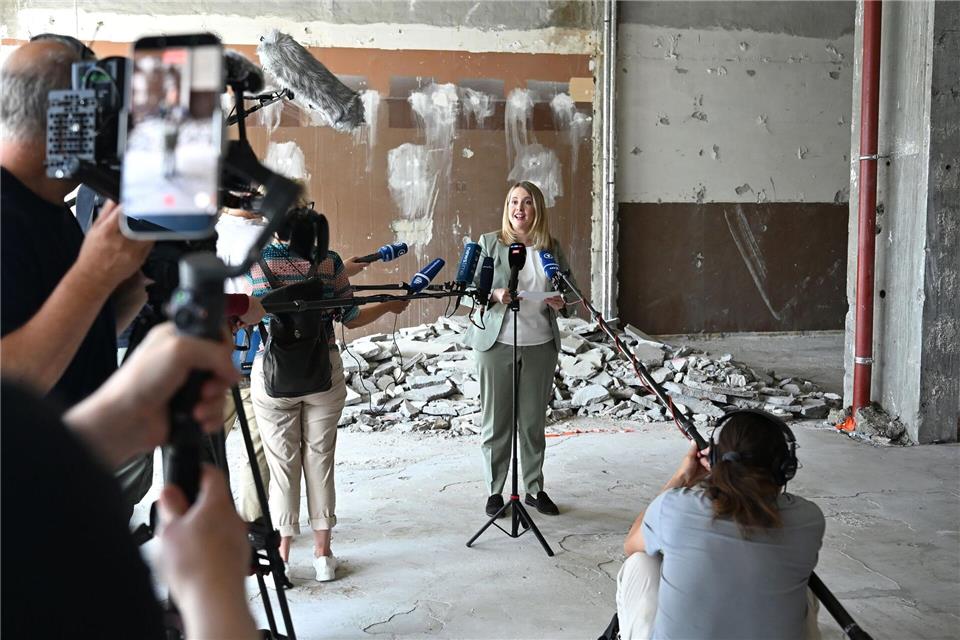 Bauministerin Verena Hubertz schaute sich in Berlin den Umbau zu Wohneinheiten an.Elisa Schu/dpa