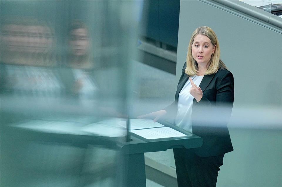 Bauministerin Verena Hubertz will leere Bürogebäude als neuen Wohnraum aktivieren. (Archivbild) Michael Kappeler/dpa